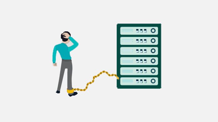 Mann hängt mit einer Fußfessel an einem Serverschrank was für die unverzichtbare Nutzung eines Software-Defined-Storage System steht