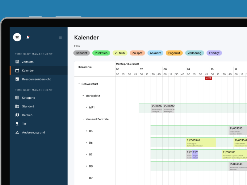 Kalenderansicht im EIKONA Time Slot Management auf einem Bildschirm. Der Hintergrund ist hellblau.