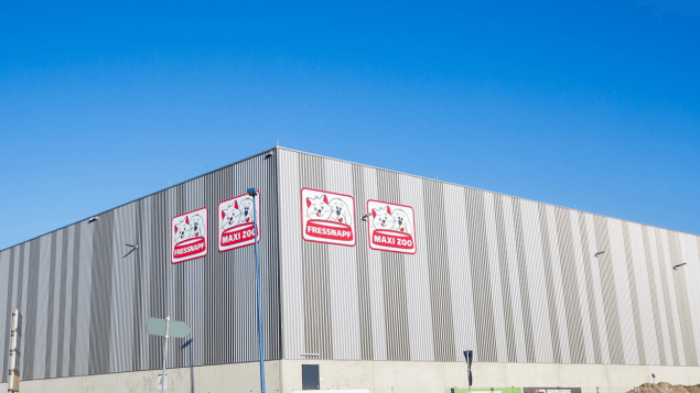 In the foreground you can see a central warehouse of Fressnapf, which was equipped with WLAN from EIKONA Logistics.