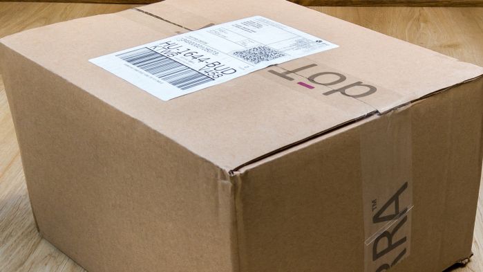 Paket mit angebrachtem Versandaufkleber