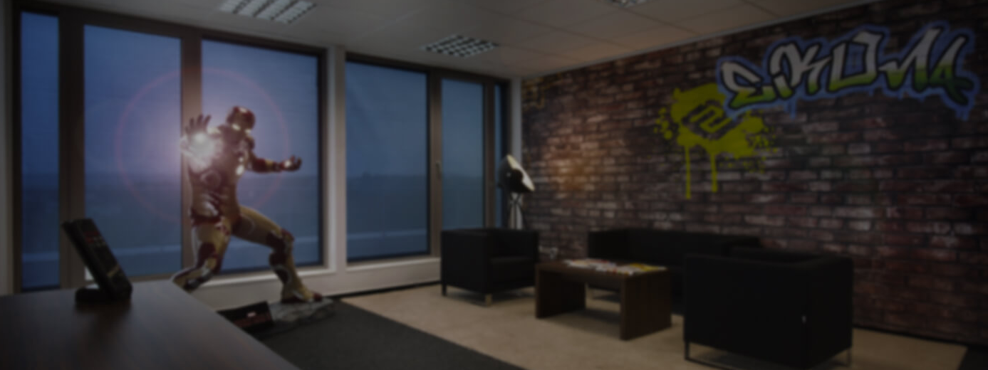 Ein Raum im Office von EIKONA Logistics, bei dem man auf der linken Seite eine Iron Man Figur sehen kann, bei der ein Blendeffekt hinzugefügt wurde.