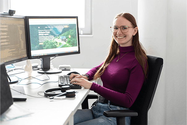 Julia arbeitet an ihrem Computer im Büro.