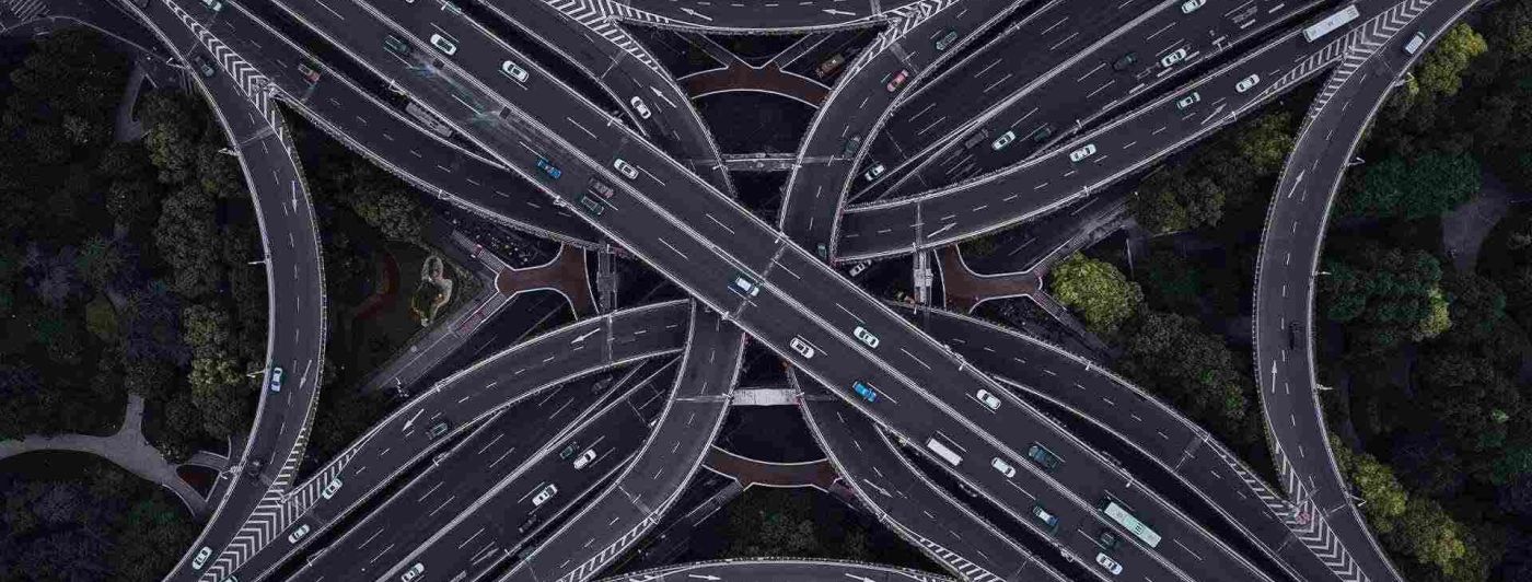 EIKONA Logistics Cloud ist der zentrale Knotenpunkt im Netzwerk von Logistikkooperationen. Ein Straßenknotenpunkt aus der Vogelperspektive.