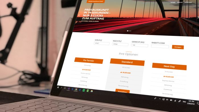 Aufgeklappter Lapton mit geöffneter Website für Versandkostenberechnung eines Transportes.