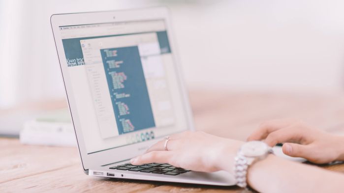 Frau pflegt am Laptop Stammdaten ein
