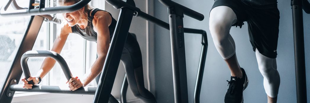 Mitarbeiter beim Betriebssport im Rahmen von Gesundheitsmanagement, welche für Sensibilität im Bezug auf Datenschutz stehen