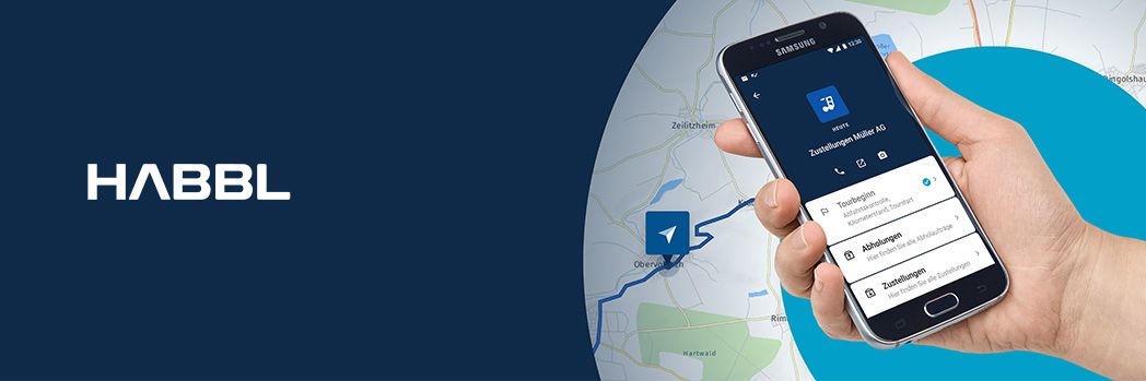 Workflow-App kehrt zu EIKONA Logistics zurück: Joint Venture mit Daimler Truck AG. Links der weiße Schriftzug HABBL auf dunkelblauem Hintergrund. Rechts eine Hand mit Mobiltelefon und darunter eine Straßenkarte.