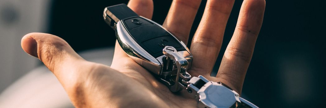 Hand welche Autoschlüssel hält was für eine DSGVO-konforme Führerscheinkontrolle stehen soll