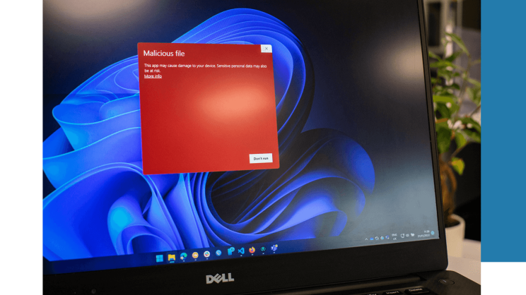 Bildschirm eines Laptops auf welchem durch Sicherheitsscan Risiken gefunden wurden, welches für ein benötigtes IT-Sicherheitskonzept stehen soll.