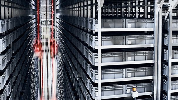 Regallager in einem automatisierten Logistikzentrum.