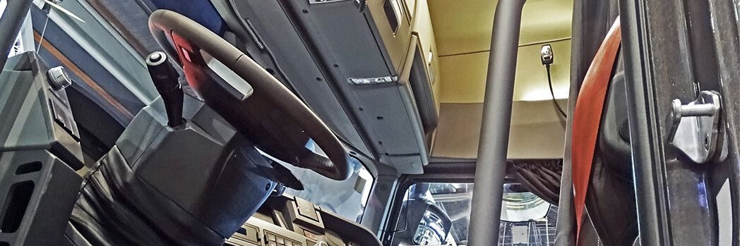 Fahrerkabine eines LKW in welchem kein Fahrer sitzt, was für den Fahrermangel in der Logistik steht