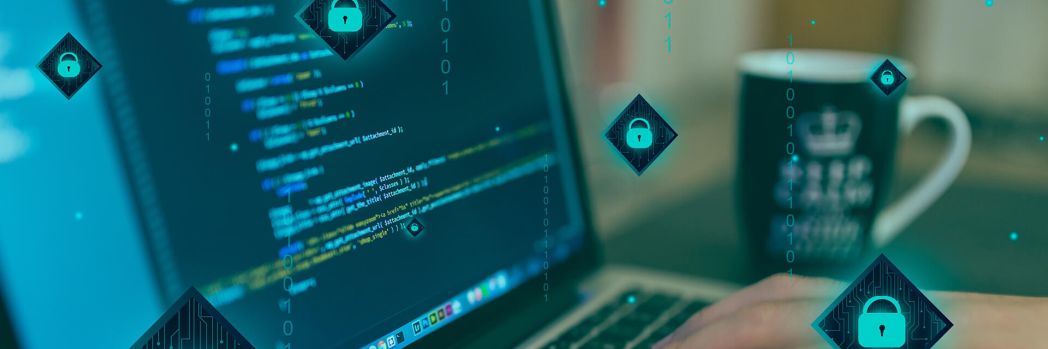 Hacker an Computer welcher für hohen Wert der IT-Sicherheit in Unternehmen stehen soll