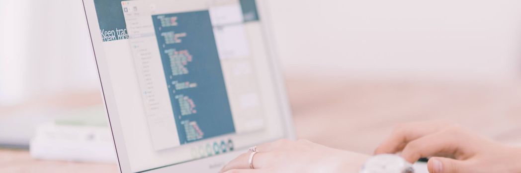 Frau pflegt am Laptop Stammdaten ein
