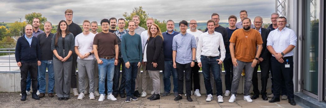 Gruppenfoto des gemeinsamen Projektteams von IDS und EIKONA Logistics vor outdoor Kulisse.