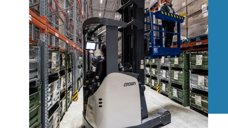 A white forklift truck can be seen in a logistics hall.