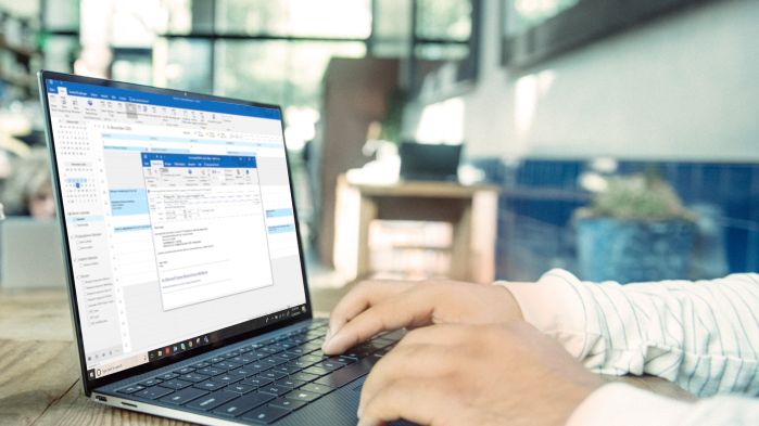 Mitarbeiter verschickt einen Termineinladung über seinen Laptop, welche DSGVO-konform is