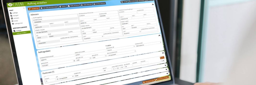 Laptop mit geöffneter Auftragserfassung einer Spedition.