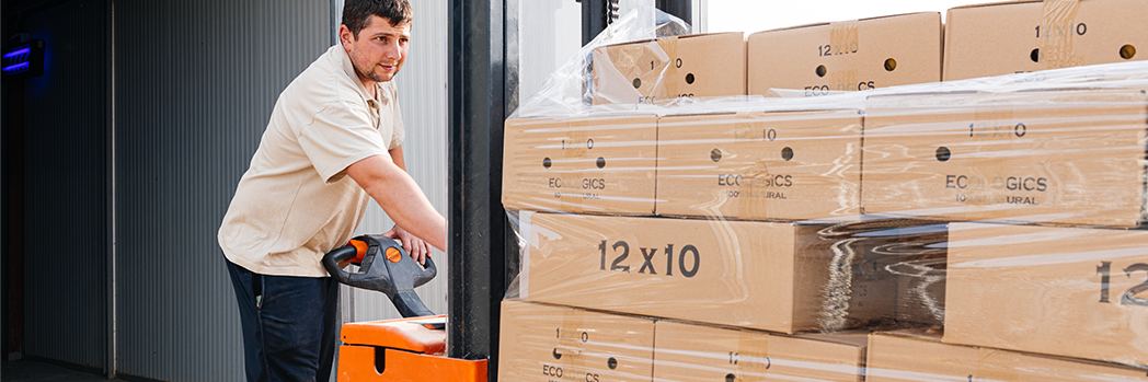 Ein Lagerarbeiter schlägt Waren zum perfekten Zeitpunkt um.