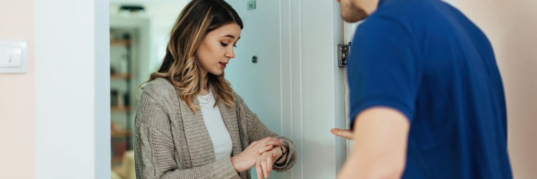 End customer looks at clock because delivery was not automatically notified and is late.