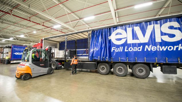Ein ELVIS AG LKW wird von einem Gabelstapler beladen.