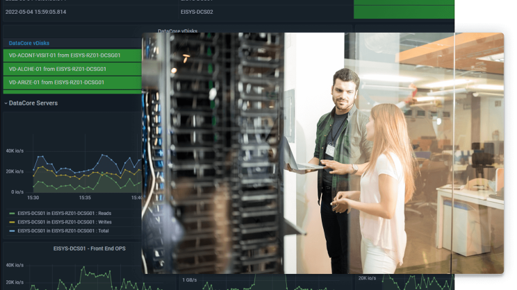 Mitarbeiter richtet Server mit SSD-Speicher für zukunftsorientiertes Hosting ein.