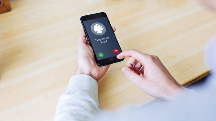 Mann mit Handy in der Hand bekommt einen Anruf
