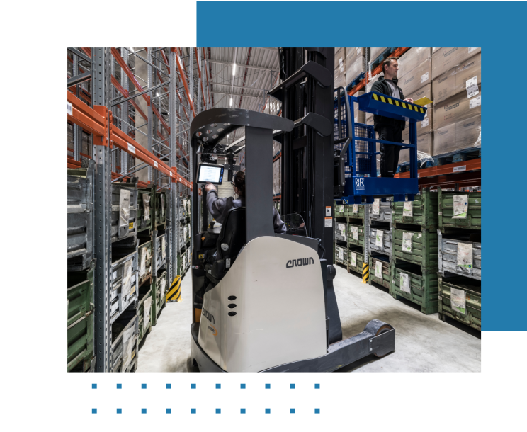 Ein weißer Gabelstapler ist in einer Logistikhalle zu sehen.