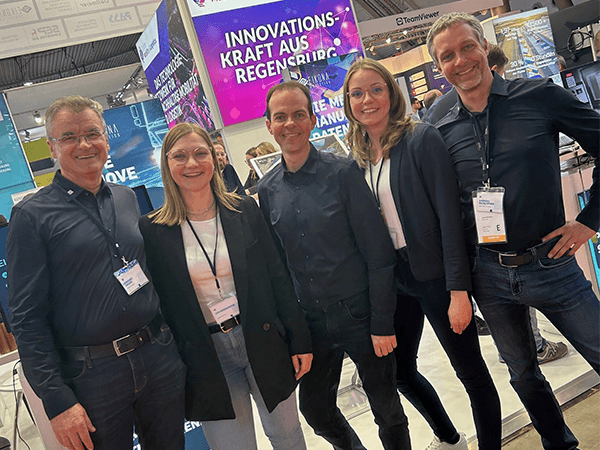 Das Vertriebsteam und Bastian Späth vor dem Messestand von EIKONA Logistics auf der LogiMAT 2025.
